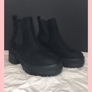 Loop Back Chunky Chelsea Boot